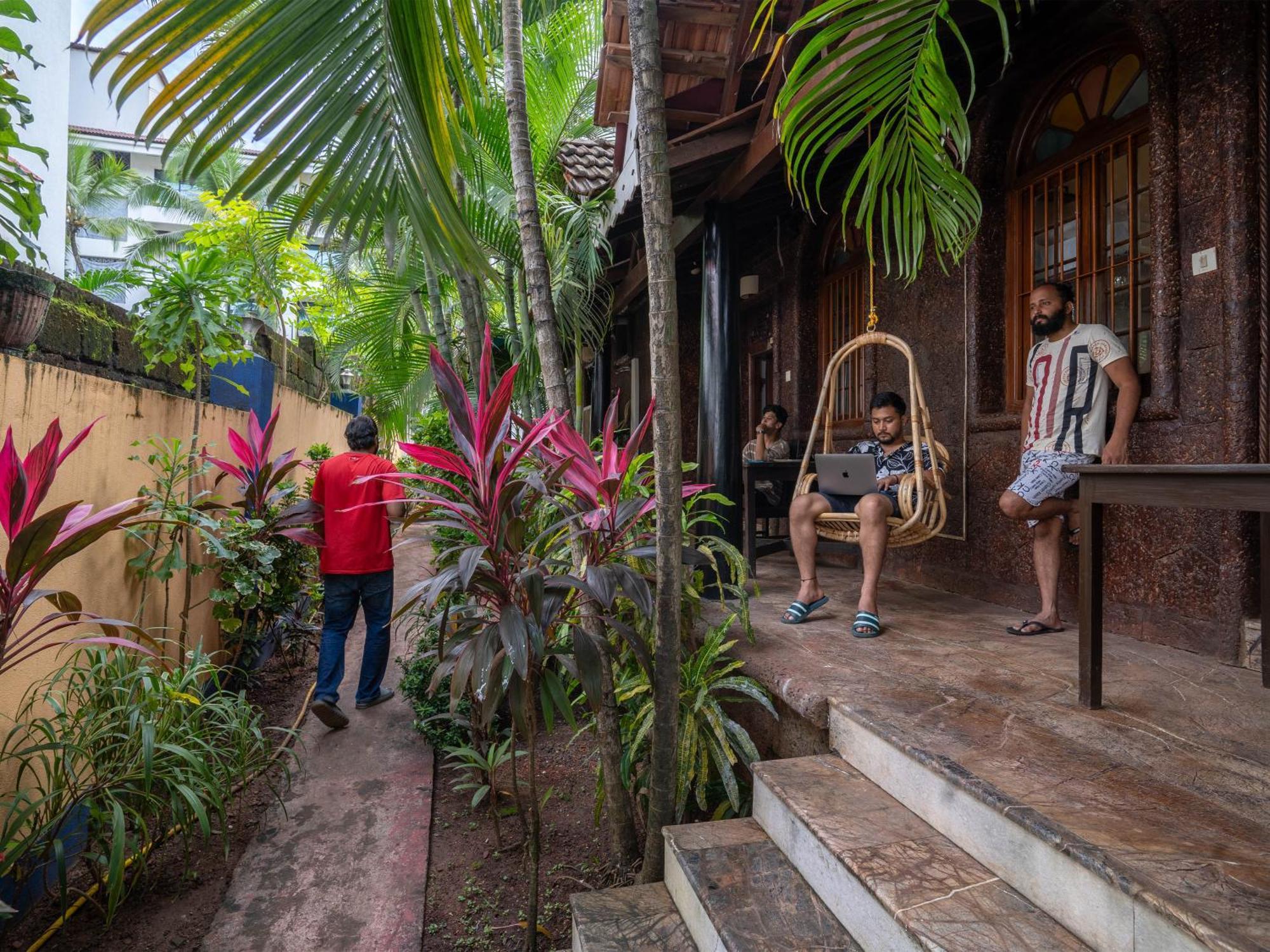 Madpackers Goa Anjuna - Bar Luaran gambar