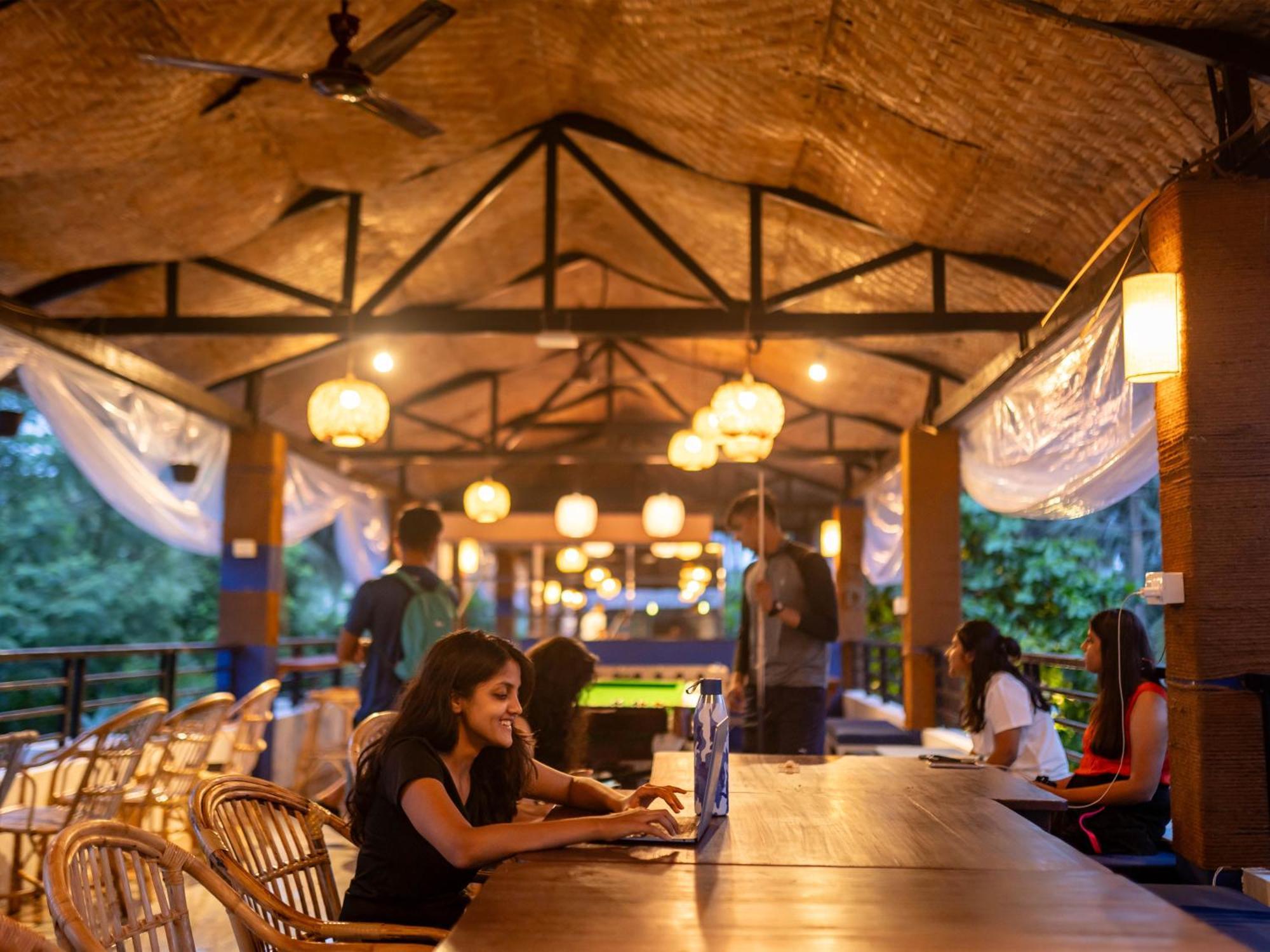 Madpackers Goa Anjuna - Bar Luaran gambar