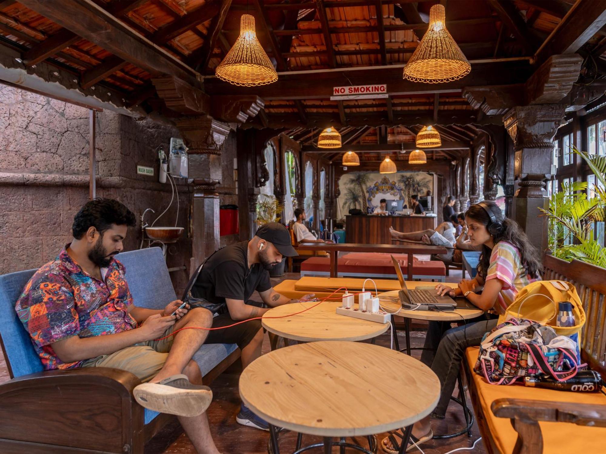 Madpackers Goa Anjuna - Bar Luaran gambar