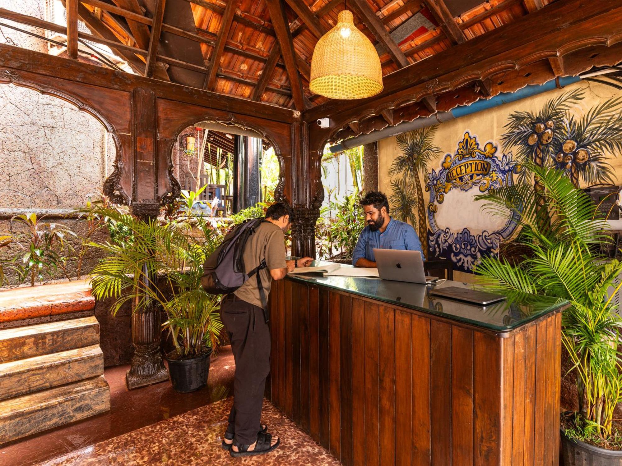 Madpackers Goa Anjuna - Bar Luaran gambar