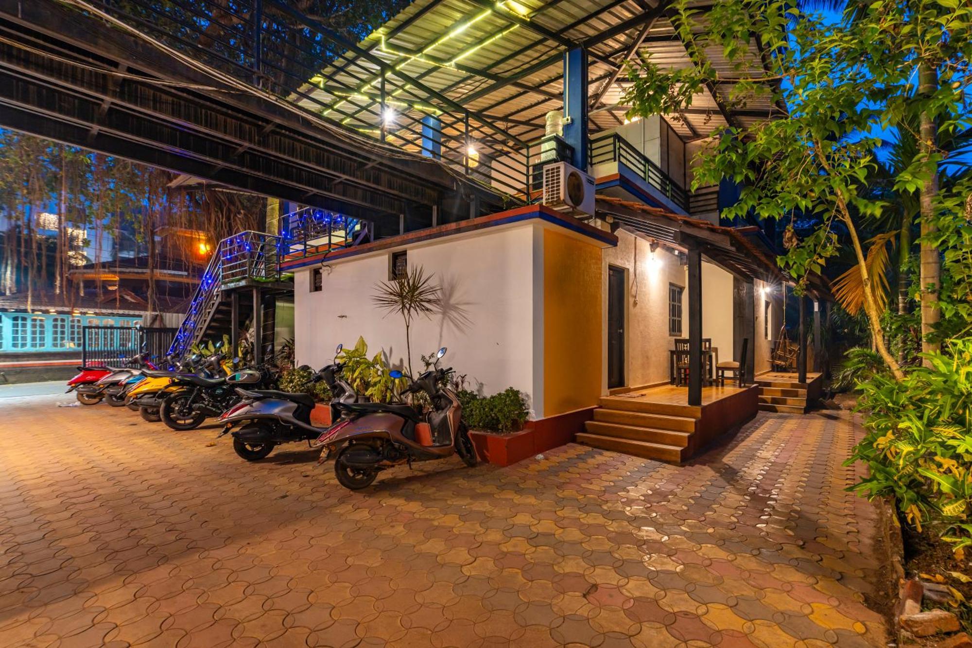 Madpackers Goa Anjuna - Bar Luaran gambar